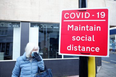 Covid-19 'un yanında duran yaşlı kadınlar sosyal mesafeyi koruyun
