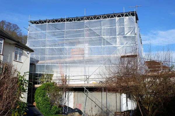 Protezione Dalle Intemperie Del Tessuto Sul Tetto Della Proprietà Durante — Foto Stock