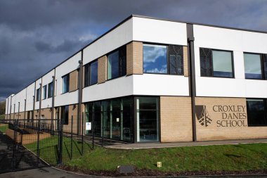 Croxley Danes Okulu, Baldwin Yolu, Croxley Green. Croxley Danes Okulu her şeye kadir, ortak eğitim veren bir ortaokul..