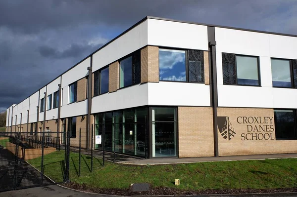Croxley Danes Okulu, Baldwin Yolu, Croxley Green. Croxley Danes Okulu her şeye kadir, ortak eğitim veren bir ortaokul..