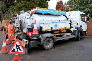 Thames Su Vakum tankeri yerli sıvı atığı topluyor