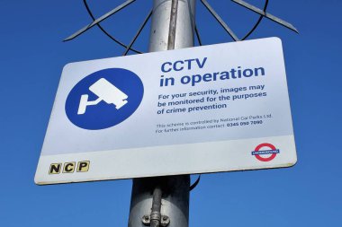 Londra yeraltı otoparkında faaliyet gösteren CCTV 'yi imzalayın. Ulusal Otomobil Parkları Şirketi tarafından yönetiliyor.