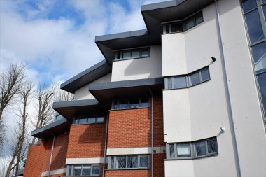 İngiltere 'nin güneydoğusundaki şehir merkezinde, sarsıcı duvar tasarımına sahip çağdaş apartman dairesi.