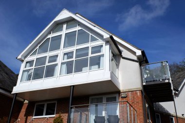 İngiltere 'nin güneydoğusunda şehir dışında balkonlu lüks bir daire.