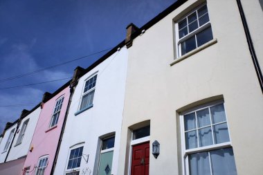 İngiltere 'nin güneydoğusundaki köyde çok renkli kır evleri.