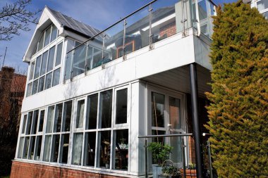 İngiltere 'nin güneydoğusunda şehir dışında balkonlu lüks bir daire.