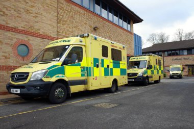 Watford Colonial Yolu 'ndaki Watford Ambulans İstasyonu' nun önüne acil ambulanslar park edilmiş.