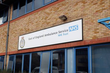 İngiltere 'nin doğusundaki ambulans servisi NHS Trust Colonial Yolu, Watford' daki ofisin önünde işaret veriyor.