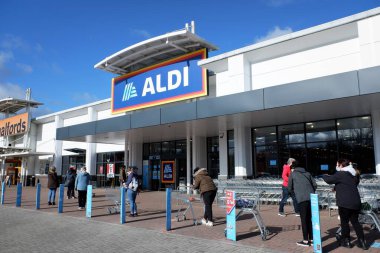 Aldi mağazasında sosyal mesafe kuyruğu, Century Perakende Parkı, Watford