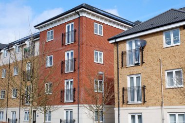 Watford, Hertfordshire, İngiltere 'nin Leggatts Green bölgesindeki modern iki ve üç katlı apartman blokları.