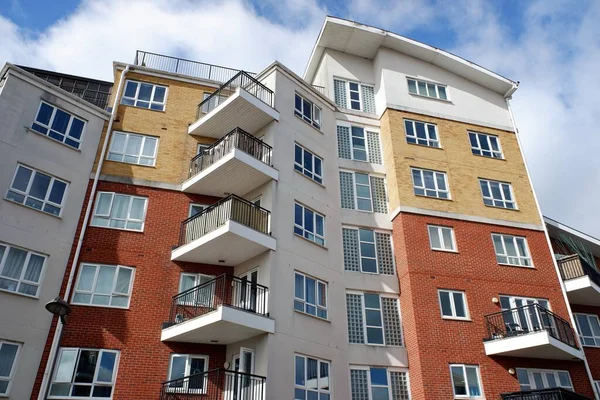 Watford, Hertfordshire, İngiltere 'deki yüksek katlı apartman.