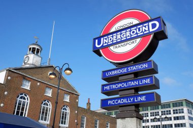 Uxbridge İstasyonu 'ndaki Londra metro tabelasında Metropolitan ve Piccadilly Hatları tabelası var.