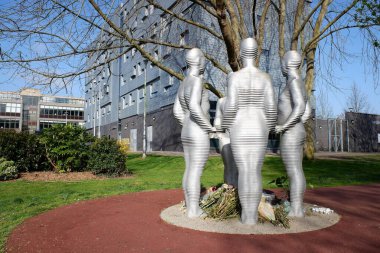 Brunel Üniversitesi Londra 'nın 50 yıllık anısına yapılan heykeli bağla