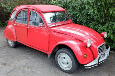 Klasik kırmızı Citroen 2CV deux chevaux veya deux chevaux-vapeur