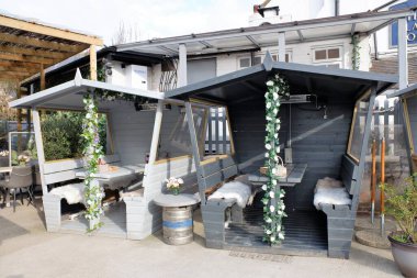 İngiltere Covid-19 'daki tecrit sırasında ahşap kulübeler bar dışında yemek için kullanılıyordu.