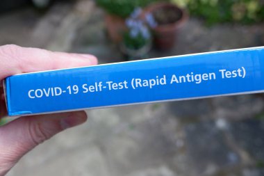 COVID-19 Kendi-Test (Hızlı Antijen Testi) kiti kutusu NHS Test ve İzleme tarafından yayınlandı