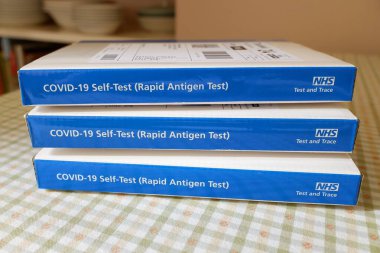 COVID-19 Kendi-Testi (Hızlı Antijen Testi) kiti kutuları NHS Test ve İzleme tarafından yayınlandı