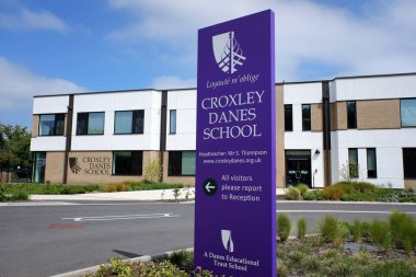 Croxley Danes Okulu, Baldwin Yolu, Croxley Green. Croxley Danes Okulu her şeye kadir, ortak eğitim veren bir ortaokul..