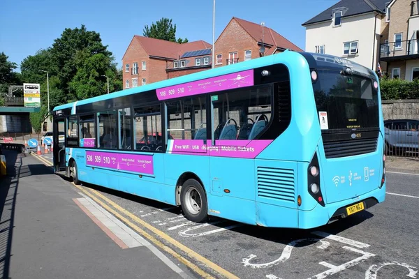 Arriva tek katlı otobüs Rickmansworth durağına varıyor.