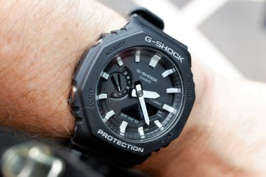 Black Casio Men 's G-Shock Day Resin Strap Watch GA-2100 bileğinde