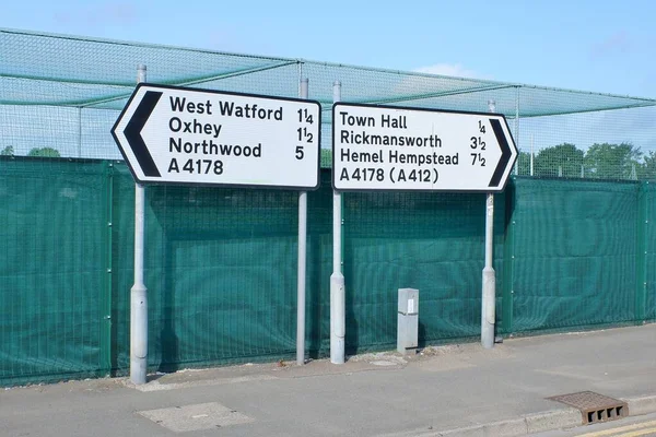 Watford, Hertfordshire 'daki A4178' de yol işaretleri var.