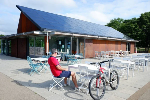 Ciclista Relajándose Cassiobury Park Hub Café Watford — Foto de Stock