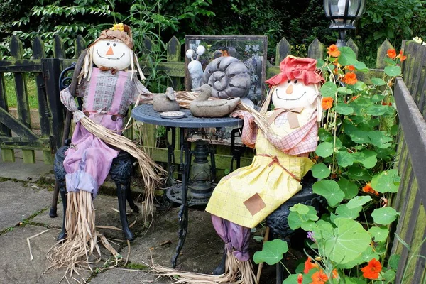 Zwei Vogelscheuchenfiguren Sitzen Gartentisch — Stockfoto