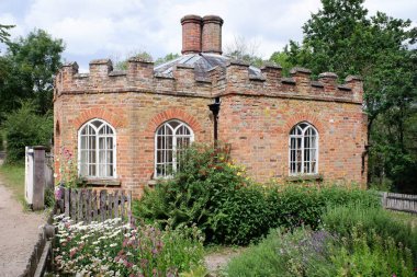 1826 'da inşa edilen Chiltern Açık Hava Müzesi' ndeki Viktorya dönemi gişeleri Londra 'dan Oxford' a giden yolda gişe hasılatları tahsildarı için..