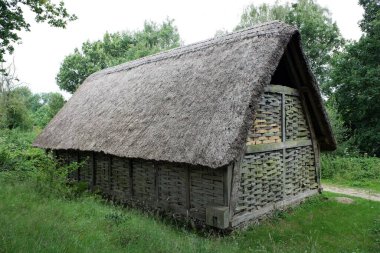Chiltern Açık Hava Müzesi 'ndeki Arborfield Barn. Ahır aslında Arborfield yakınlarındaki Carters Hill Çiftliği 'nde kurulmuş..
