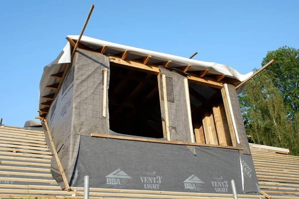 使用轻便 可透气的屋顶衬垫建造中的房产宿舍 — 图库照片