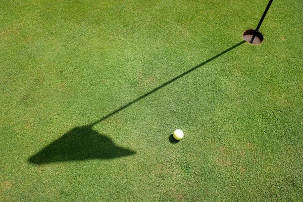Labda Árnyékában Golf Zöld Zászló Lyuk — Stock Fotó