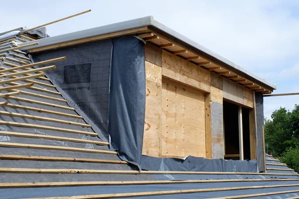 Proprietà Dormer Costruzione Utilizzando Leggero Sottofondo Tetto Traspirante — Foto Stock