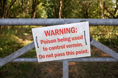 Böcekleri kontrol etmek için zehir kullanıldığına dair uyarı işareti. Bu noktayı geçme..