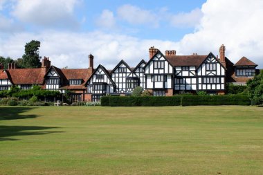 Ascott House, İngiltere 'nin Buckinghamshire şehrinde Wing yakınlarında Ascott köyünde ikinci sınıf bir bina.