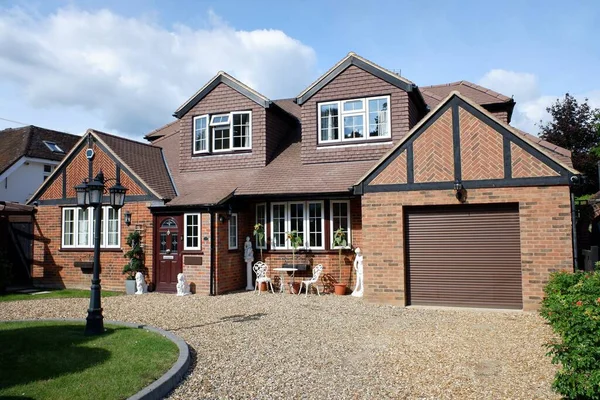 Chorleywood, Hertfordshire 'da entegre garajı olan büyük bir bungalov mülkü.