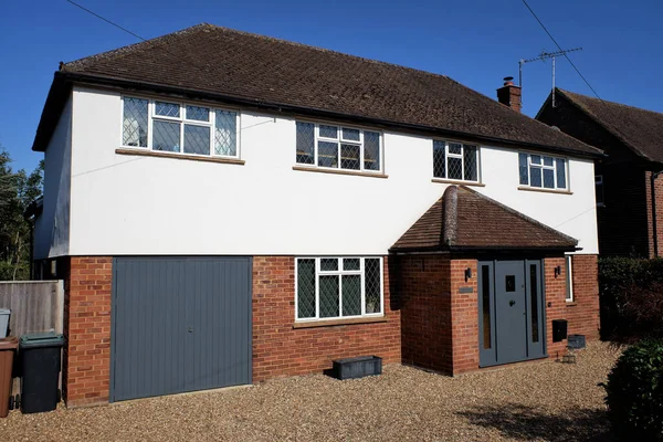 Chorleywood, Hertfordshire 'da birleşik garajı olan modernize edilmiş müstakil mülk.