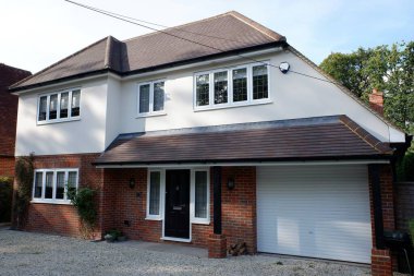 Chorleywood, Hertfordshire 'da birleşik garajı olan büyük bir arazi.