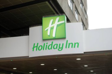 Holiday Inn için bir tabela, Londra 'daki Regent' s Park yakınlarındaki otellerinde. Holiday Inn, ABD merkezli bir otel zinciri olan IHG 'nin yan kuruluşu..