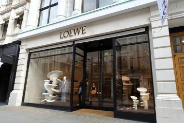 Londra 'da 41 ila 42 New Bond Caddesi' nde bulunan Casa Loewe mağazası bir dizi lüks mal sağlıyor. Bunlar giysi, deri eşyalar ve parfümlerdir..