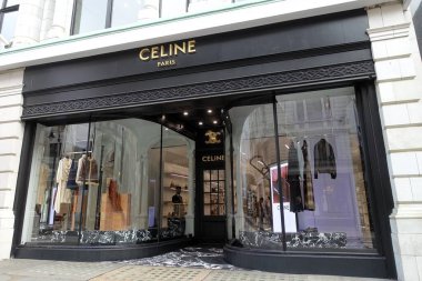 Celine butik dükkanı, hem kadınlara hem de erkeklere hizmet veren, 40 New Bond Caddesi, Londra 'da bulunabilir.