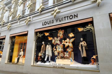 Louis Vuitton lüks moda mağazası Londra 'nın Westminster şehrinde 17 ila 20 New Bond Caddesi' nde bulunmaktadır.