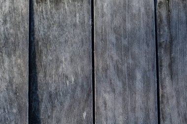 Ahşap tabloların üzerinde kum taneleri var.