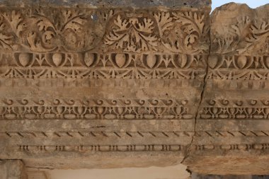 Amfitiyatronun taş duvarlarında antik kabartmalar