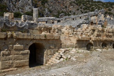 Eski bir amfitiyatronun harabelerine giriş.