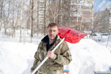 Kar temizleme. Kar temizleme işi çocukların oyun alanında alüminyum saplı kırmızı güçlü bir kürekle sürüklenir..