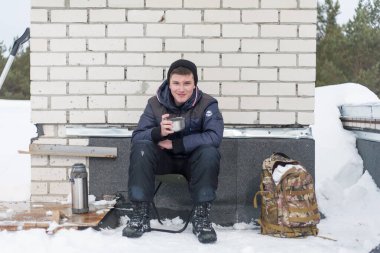Binanın çatısından karların temizlenmesi ile ilgili çay partisi.