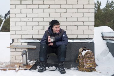 Binanın çatısından karların temizlenmesi ile ilgili çay partisi.