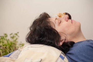 Güzellik salonları ve pahalı kozmetik ürünler yerine evde egzotik salyangoz masajı. Salyangozlarla egzotik yüz yenileme tedavisi.