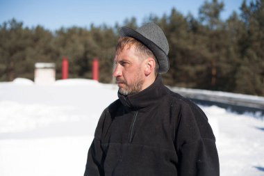 Yeşil çam ve mavi gökyüzünün arka planında kar temizleme.