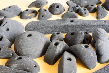 Tırmanma duvarı, yapay tırmanma elementlerinin çok renkli elementleri. Kaya kancalarının dokusu ve renkleri değişkendir..